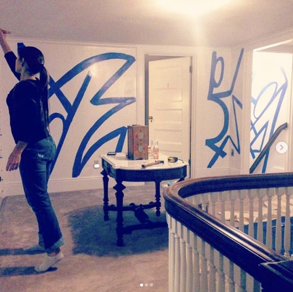 Heather Karlie Vieira creating an on-site abstract art mural painting